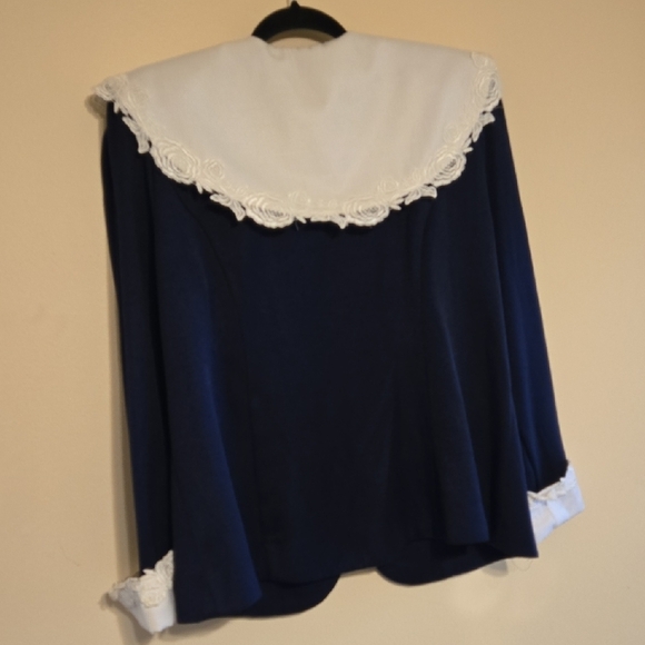 Elegant Blue and White Blazer with Lace Trim - Picture 5 of 8